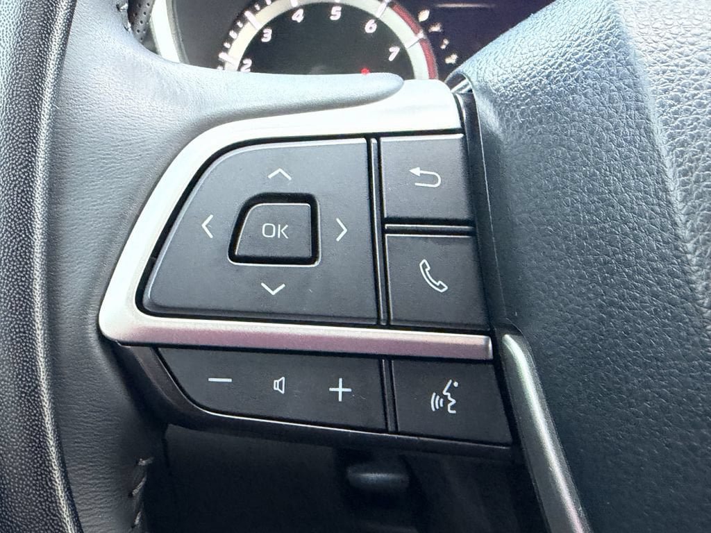 Used 2024 Toyota Highlander XLE FWD image 29