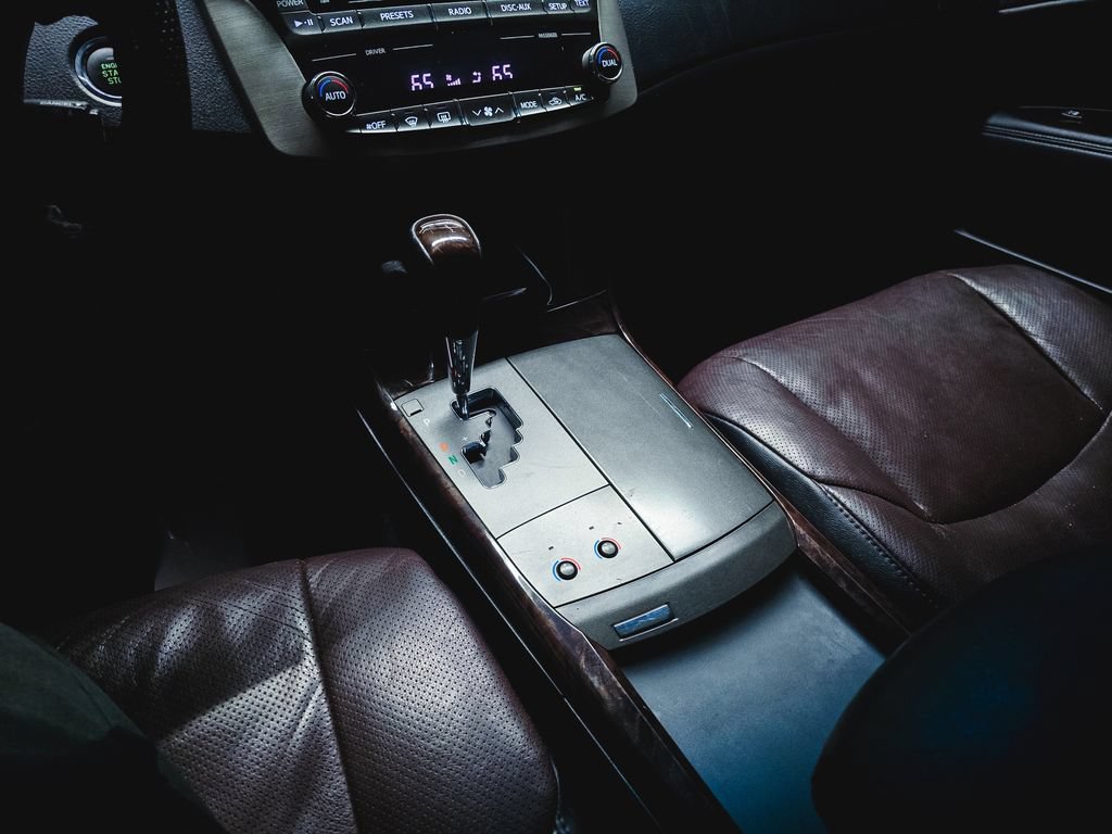 Used 2012 Toyota Avalon Limited FWD image 28