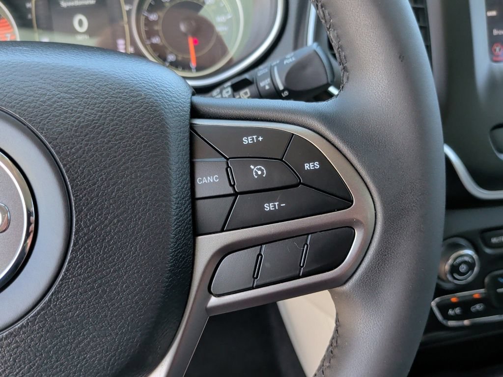 Used 2020 Jeep Cherokee Latitude Plus FWD image 18