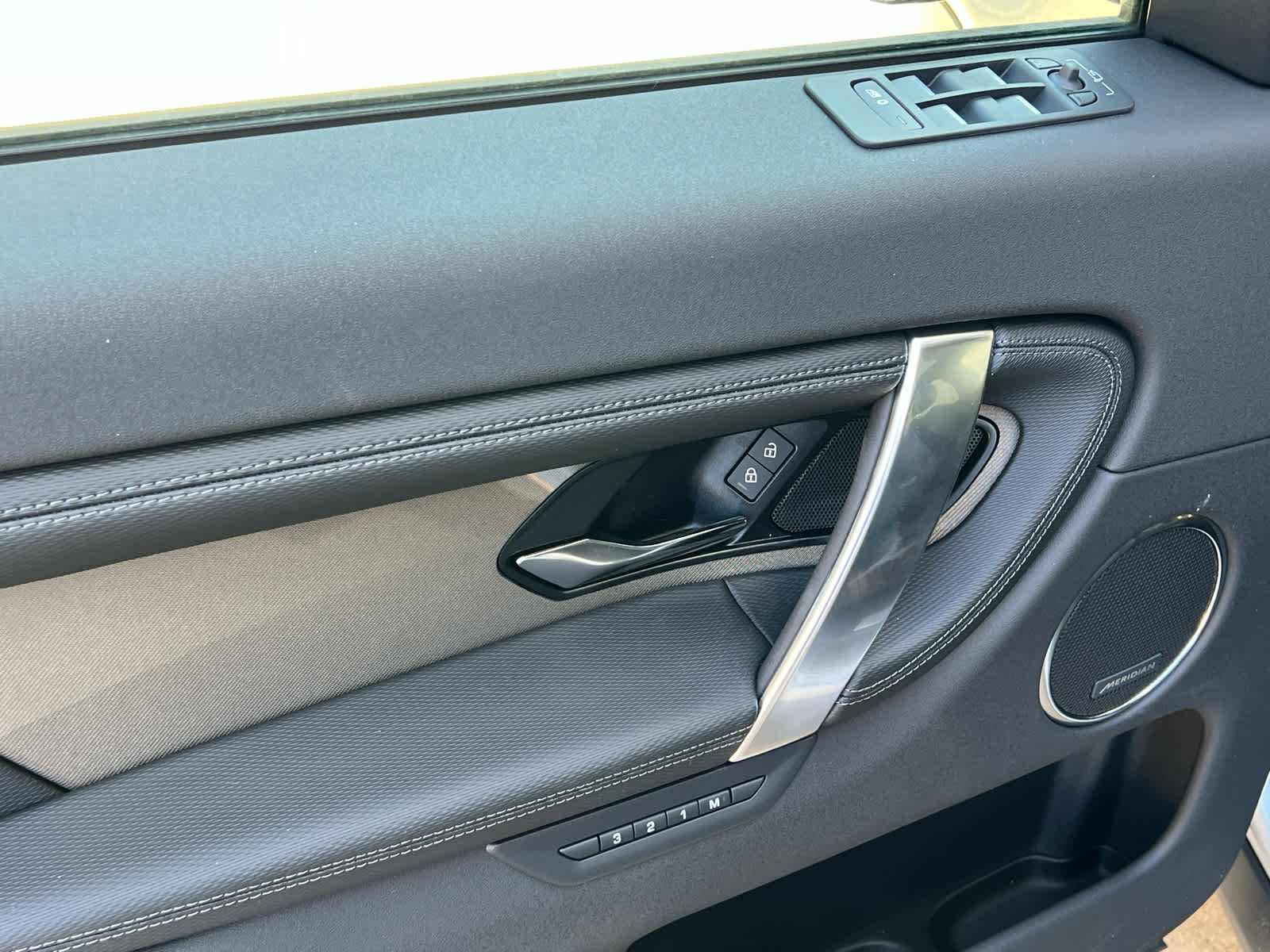 Used 2025 Land Rover Discovery Sport Dynamic SE image 17