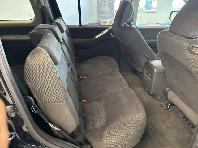 Used 2010 Nissan Pathfinder SE image 25