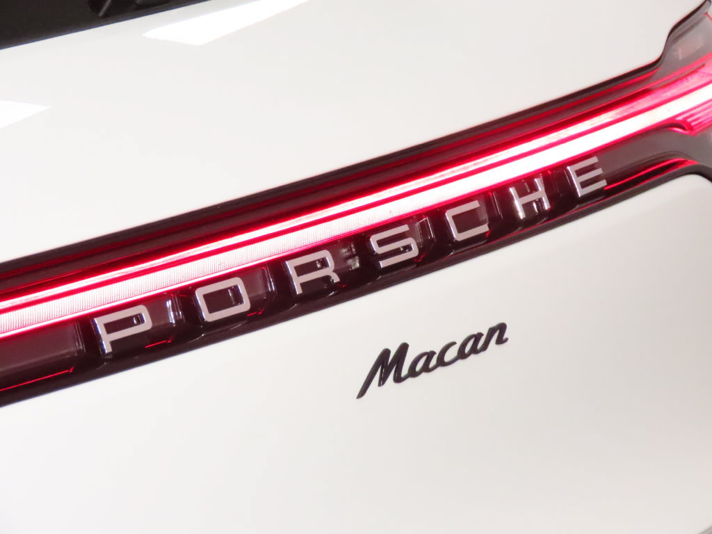 Certified 2026 Porsche Macan AWD/4WD image 12