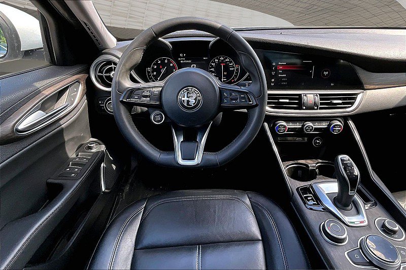 Used 2021 Alfa Romeo Giulia Ti RWD image 4