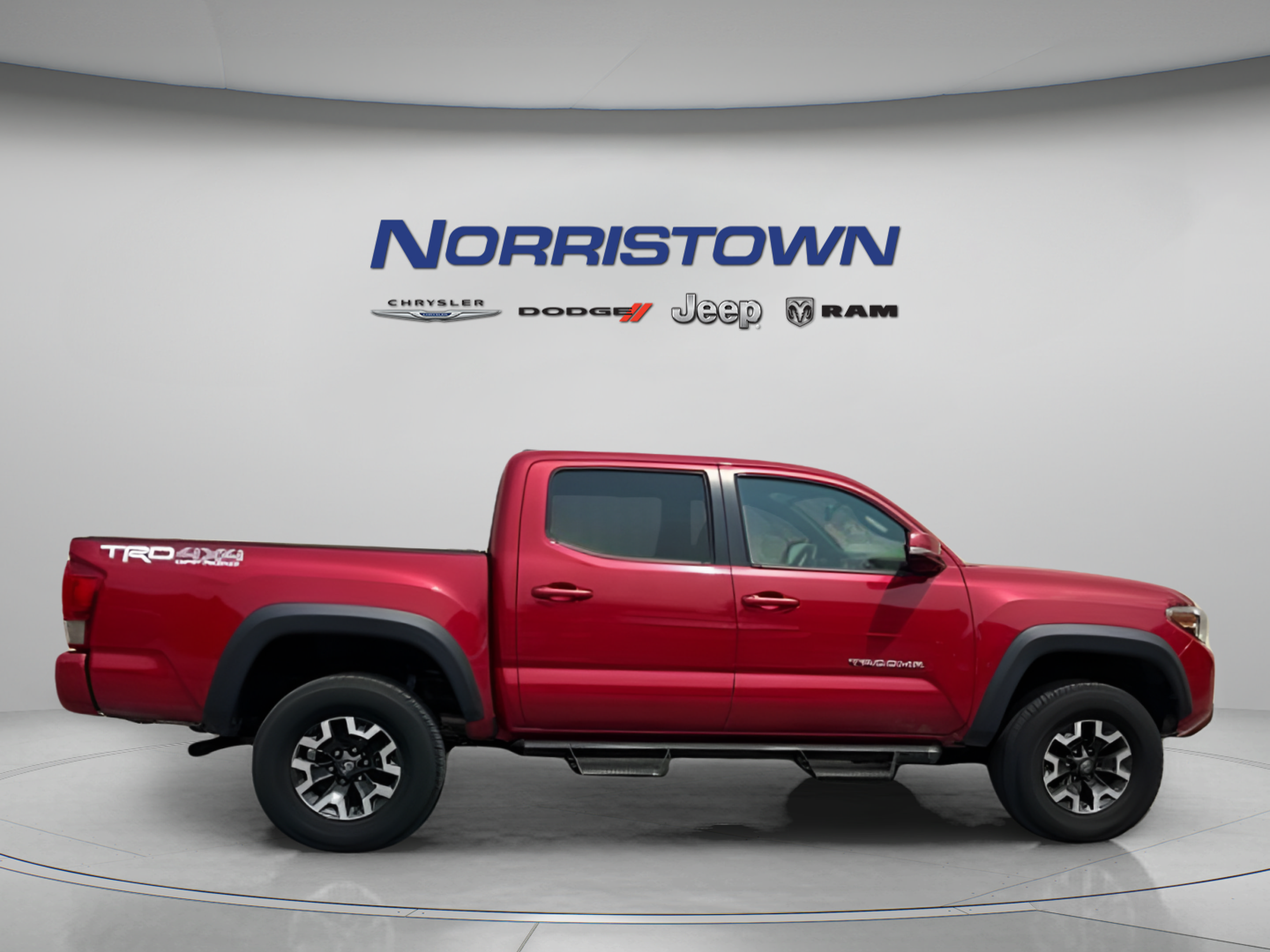 Used 2017 Toyota Tacoma TRD Off-Road w/ Premium & Technology Package AWD/4WD image 9
