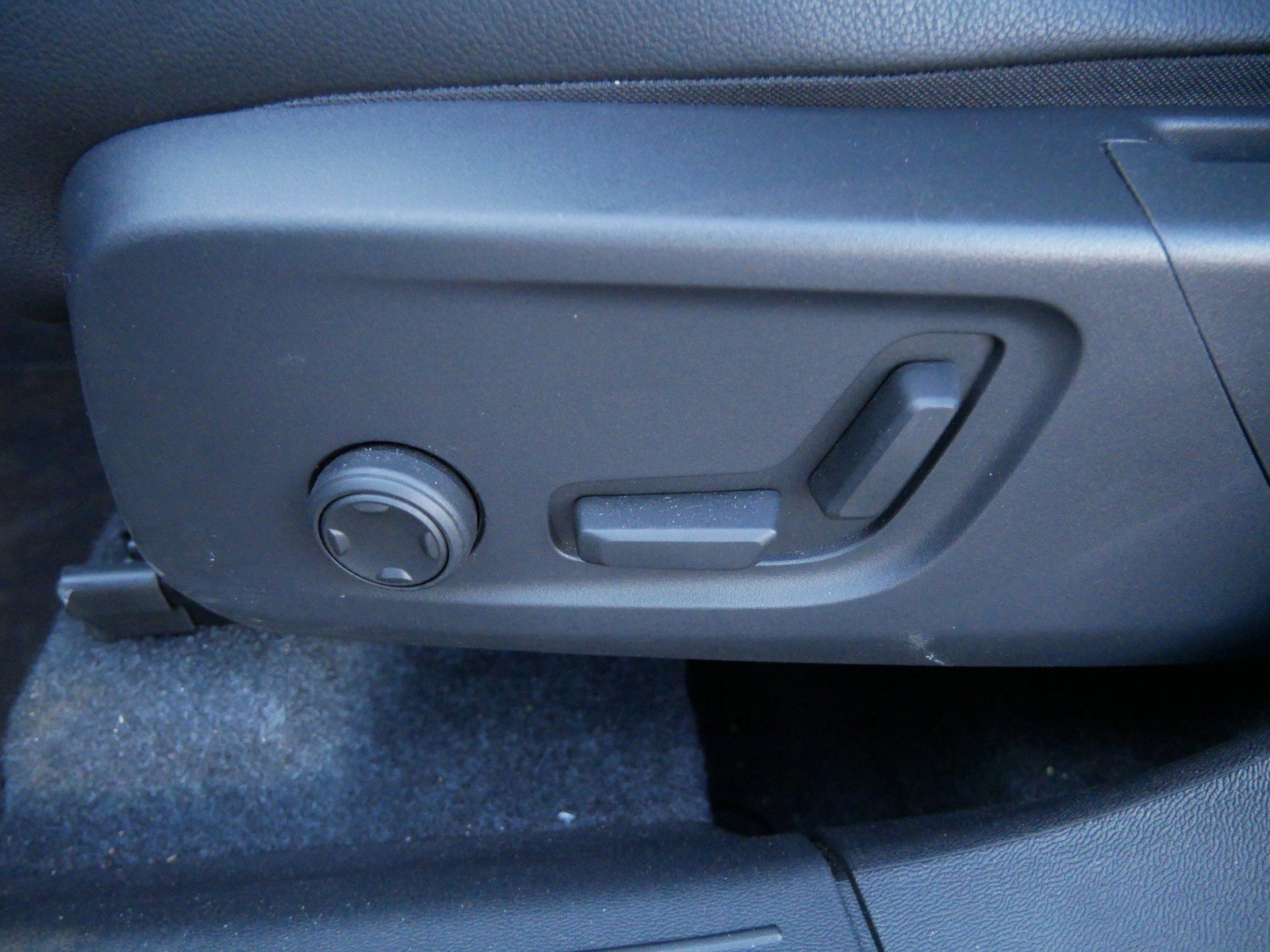 Used 2025 Volvo XC40 B5 Plus image 16