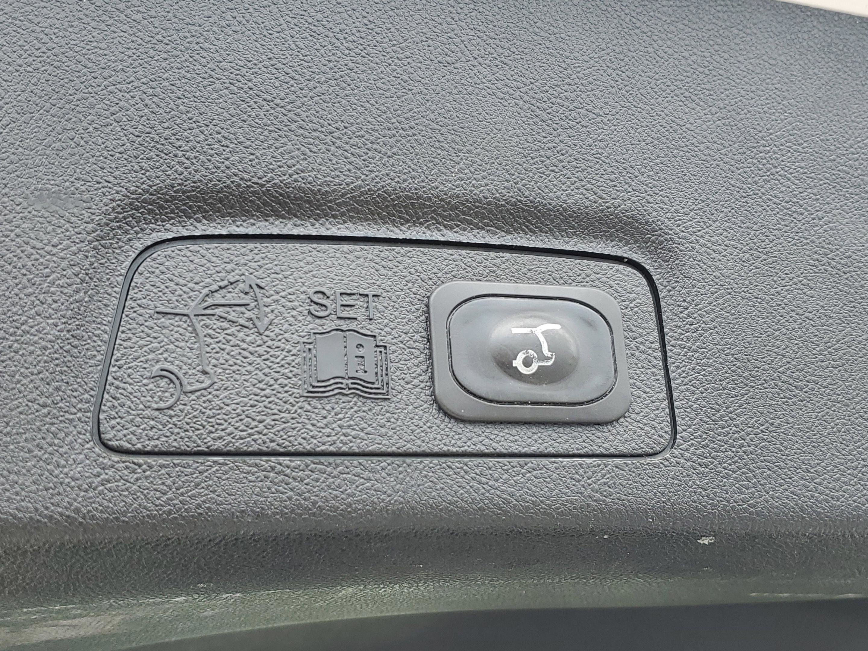 Used 2019 Lincoln MKC Premiere FWD image 8