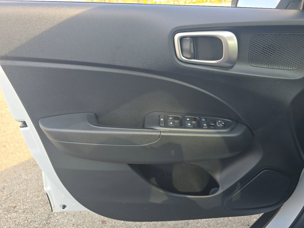 Used 2025 Hyundai Venue SEL FWD image 25