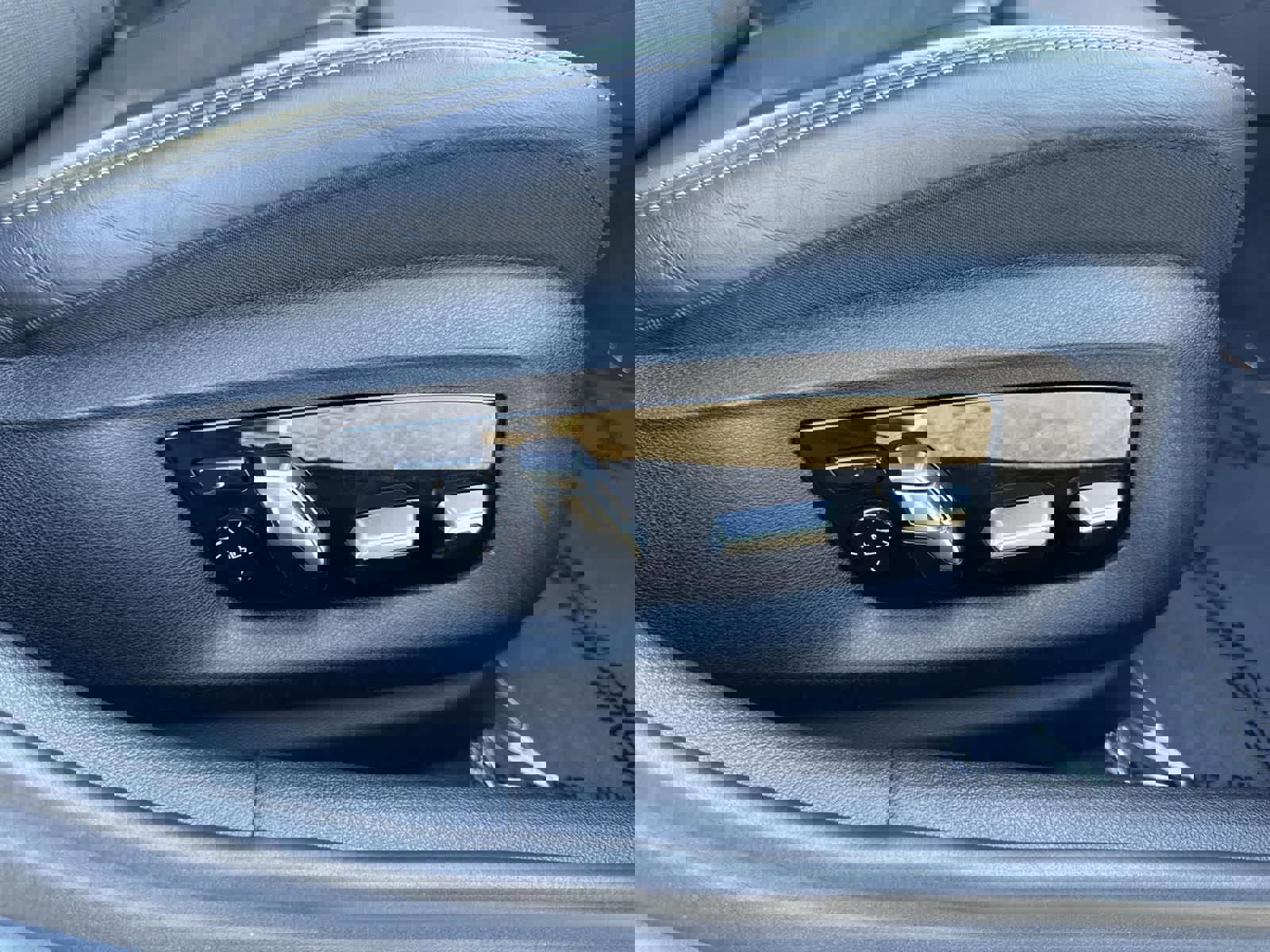 Used 2022 BMW M550i xDrive w/ Dynamic Handling Package image 40