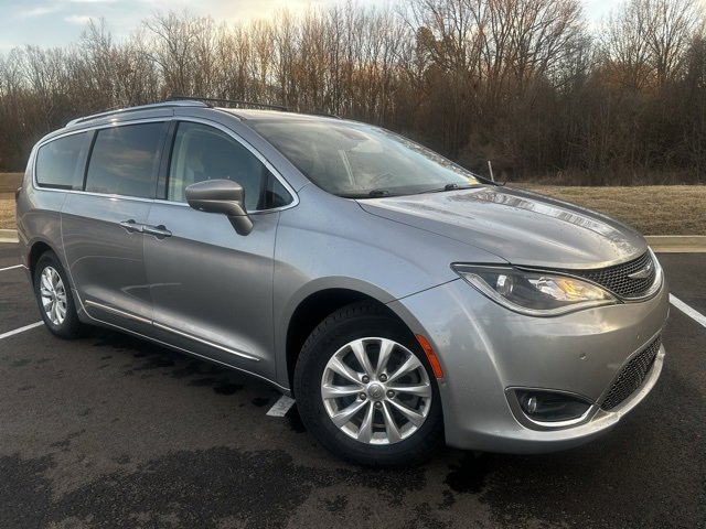 Used 2019 Chrysler Pacifica Touring-L w/ Advanced Safetytec Group image 2
