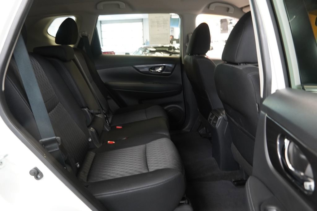Used 2017 Nissan Rogue SV w/ SV Premium Package AWD/4WD image 27