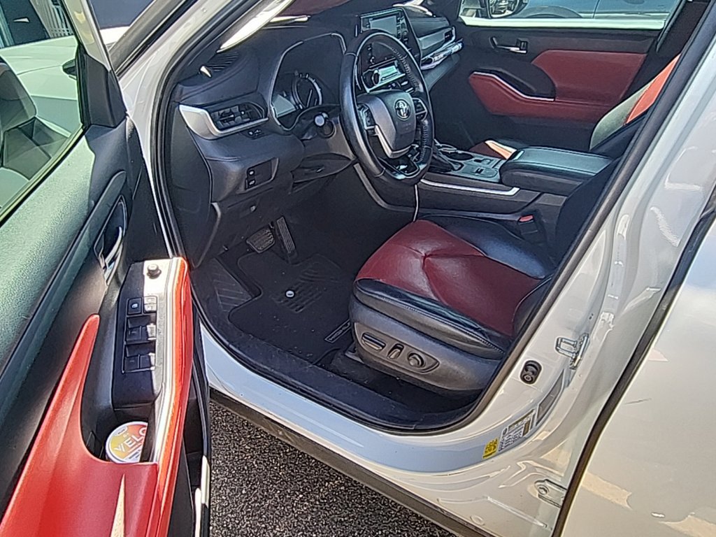 Used 2022 Toyota Highlander XSE FWD image 9