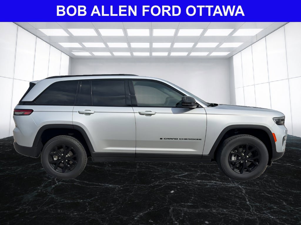 Used 2025 Jeep Grand Cherokee Altitude AWD/4WD image 6