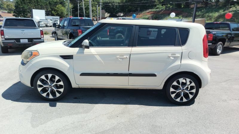 Used 2012 Kia Soul ! FWD image 2
