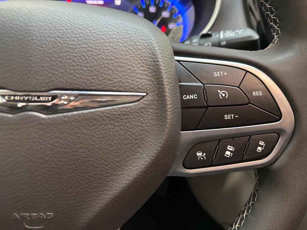 Used 2024 Chrysler Pacifica Touring-L image 26