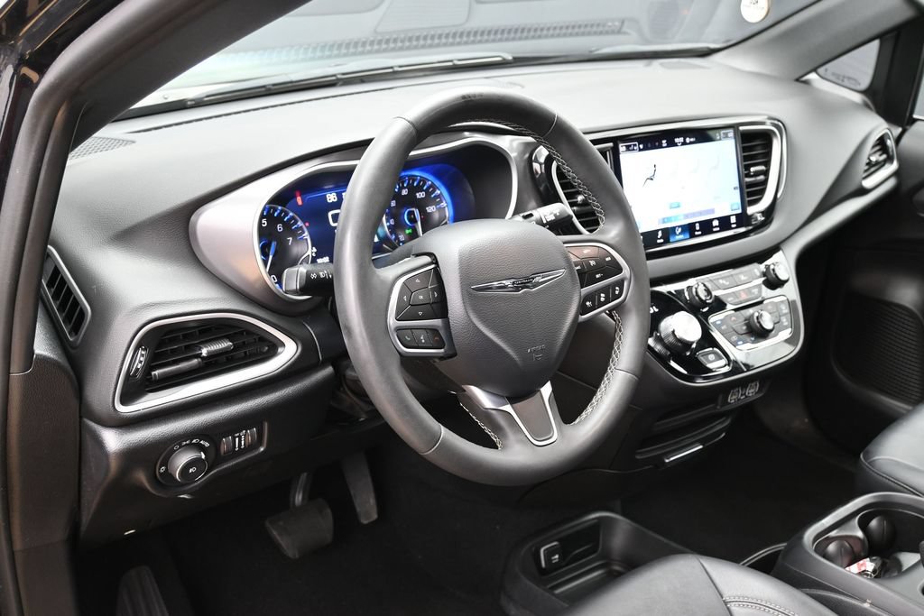 Used 2025 Chrysler Pacifica Select FWD image 19