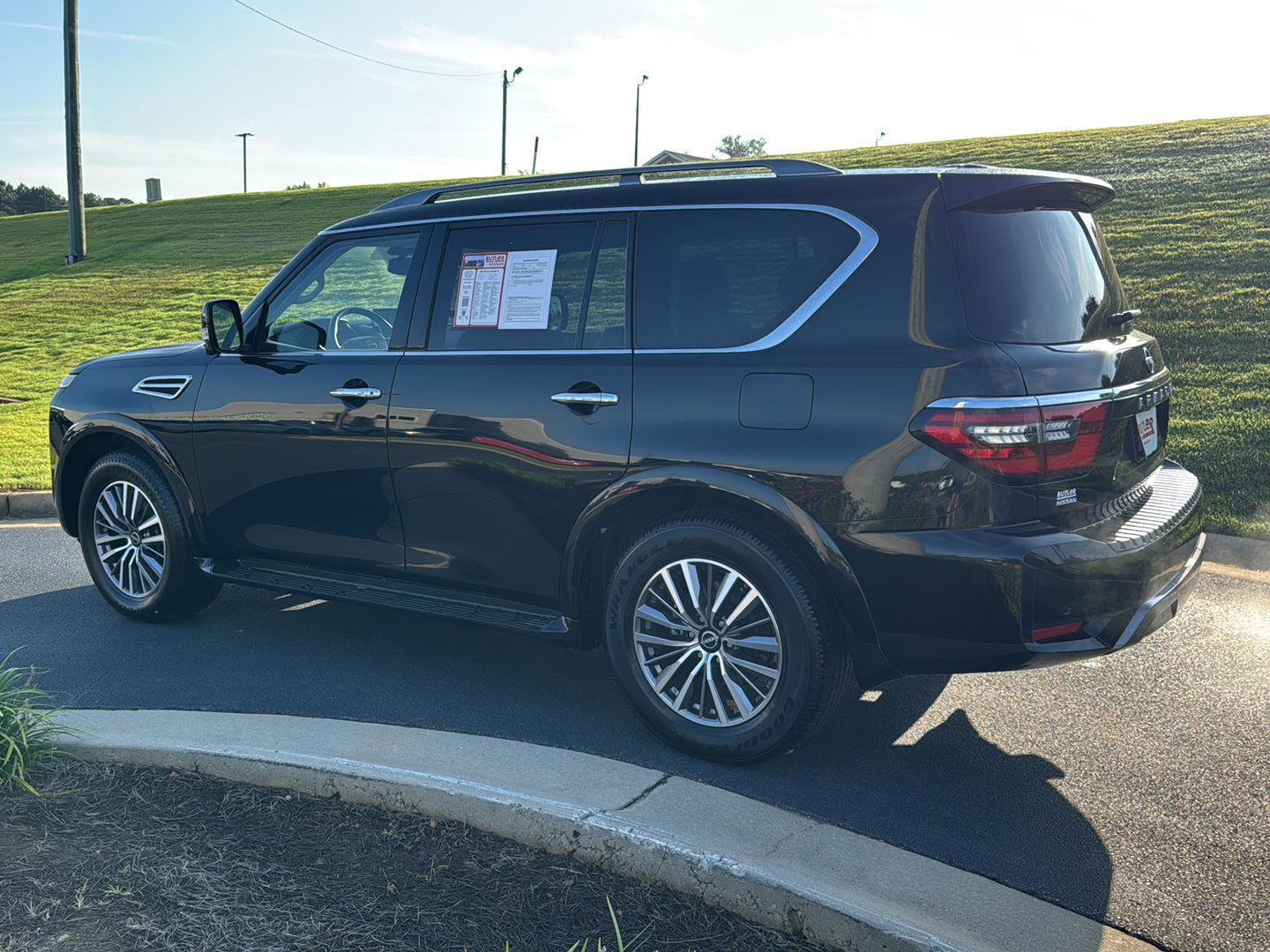 Used 2023 Nissan Armada SL w/ Captain's Chairs Package image 3