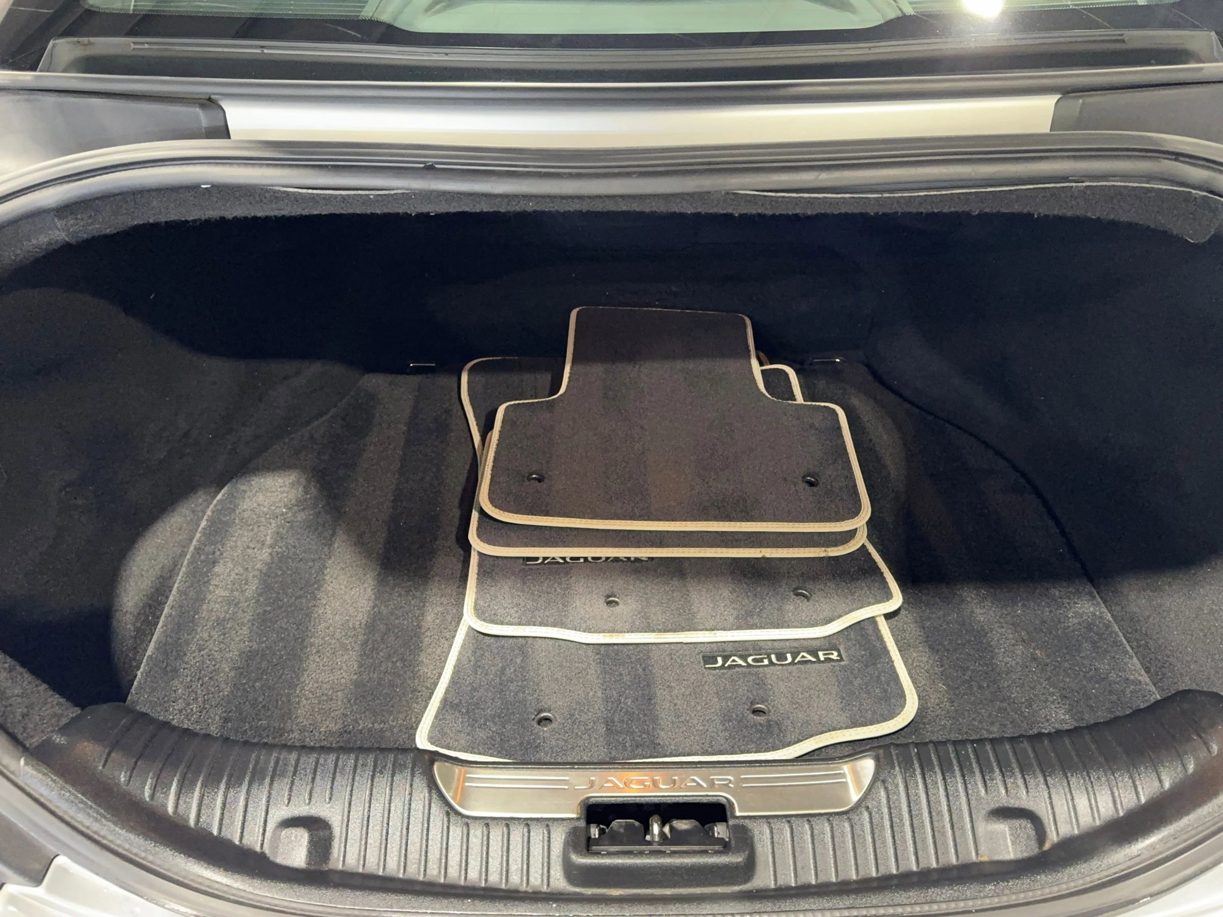 Used 2015 Jaguar XJ image 28