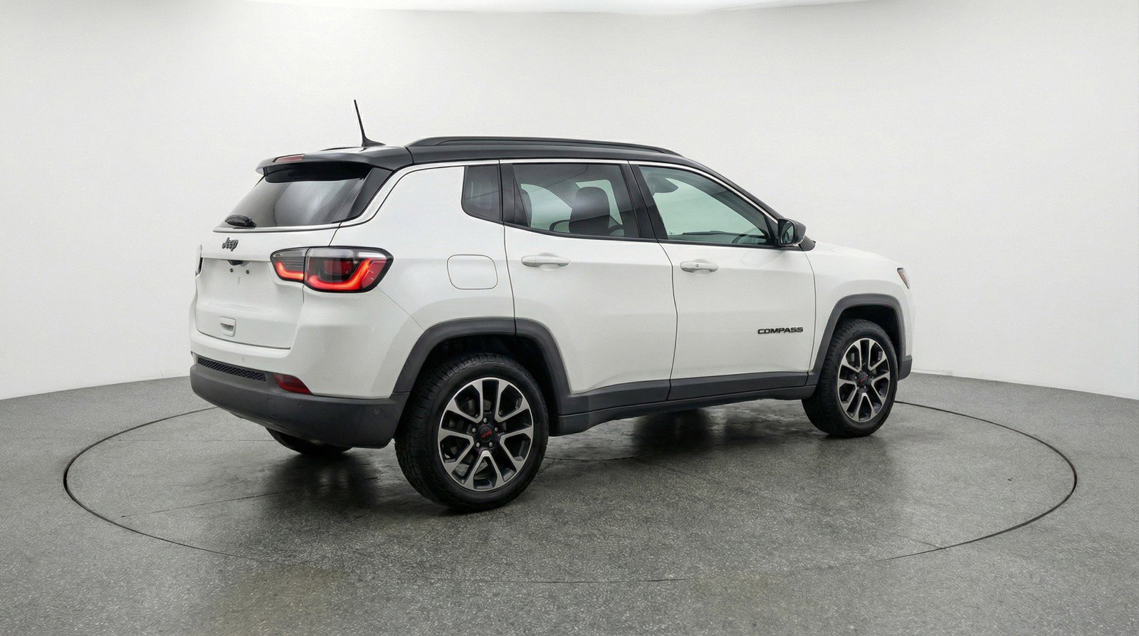 Used 2025 Jeep Compass Trailhawk image 9