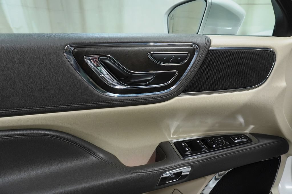 Used 2017 Lincoln Continental Select FWD image 12