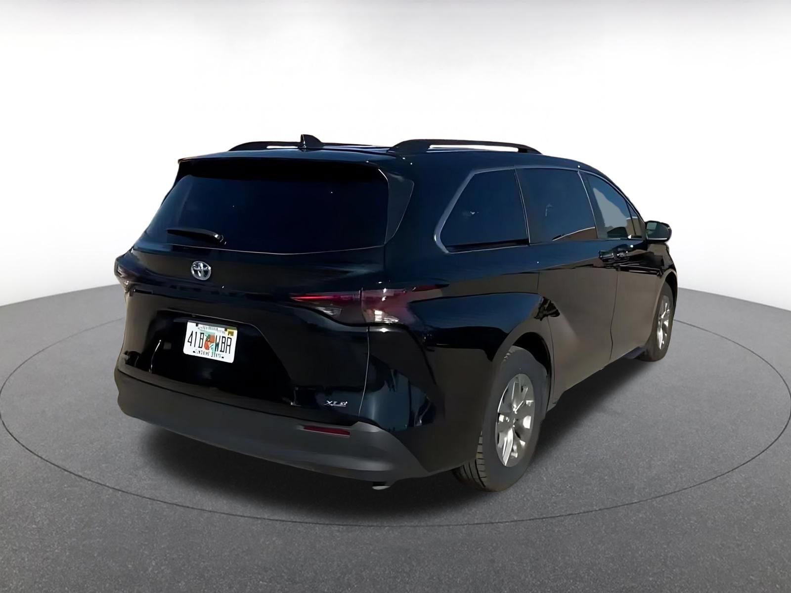 Used 2025 Toyota Sienna XLE FWD image 14