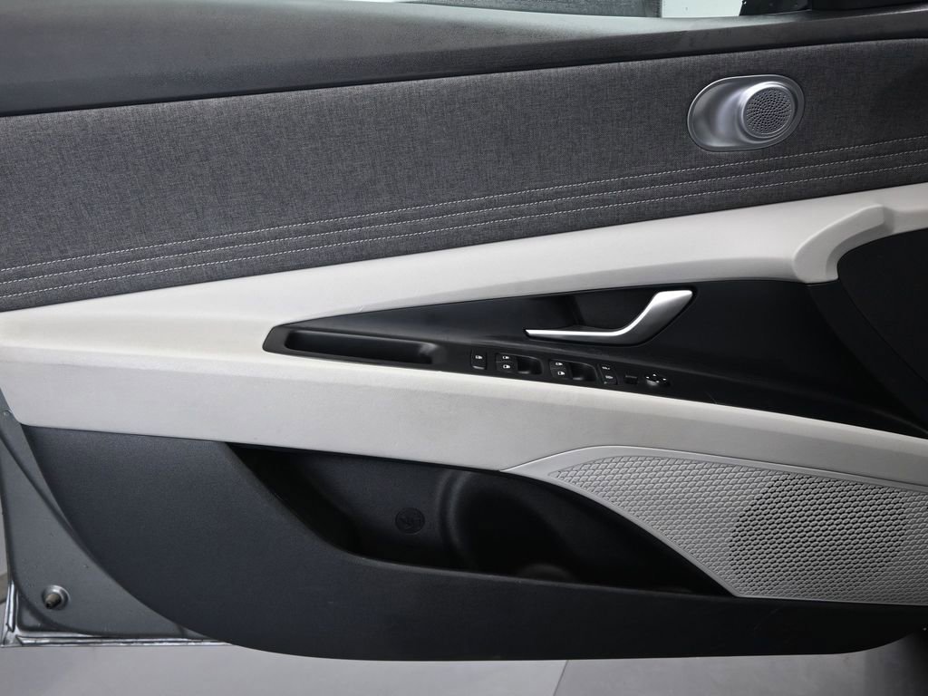 Used 2025 Hyundai Elantra Limited FWD image 20