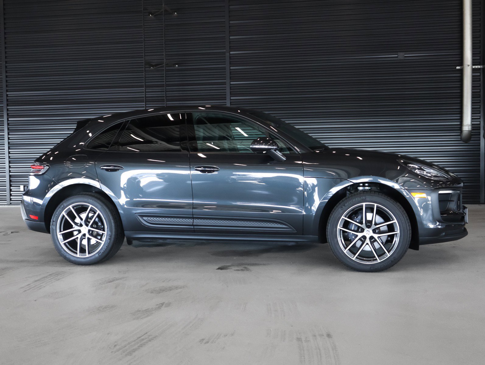 Certified 2025 Porsche Macan image 11