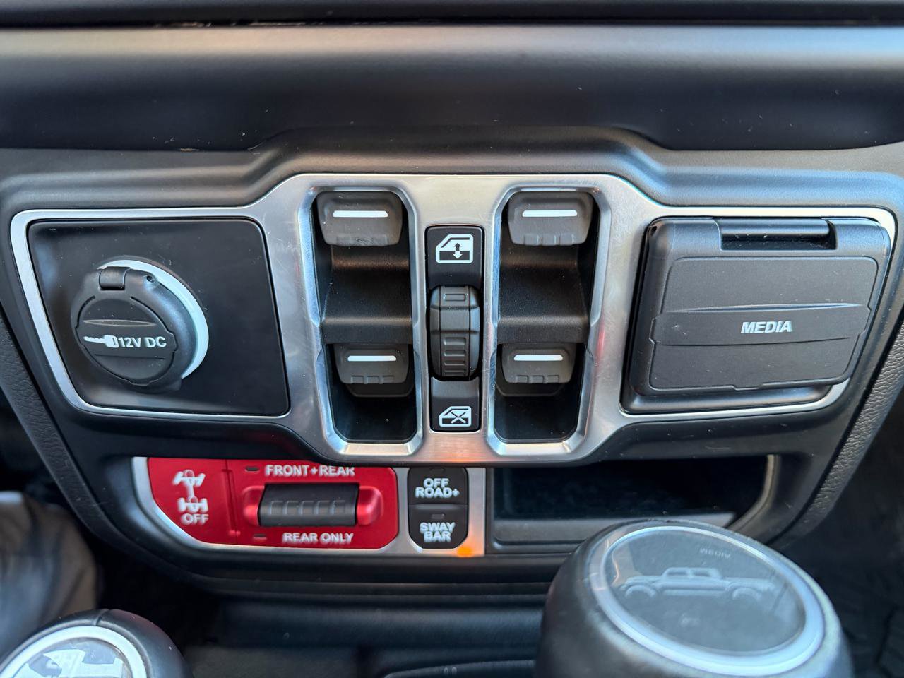 Used 2020 Jeep Gladiator Rubicon w/ Dual Top Group AWD/4WD image 46