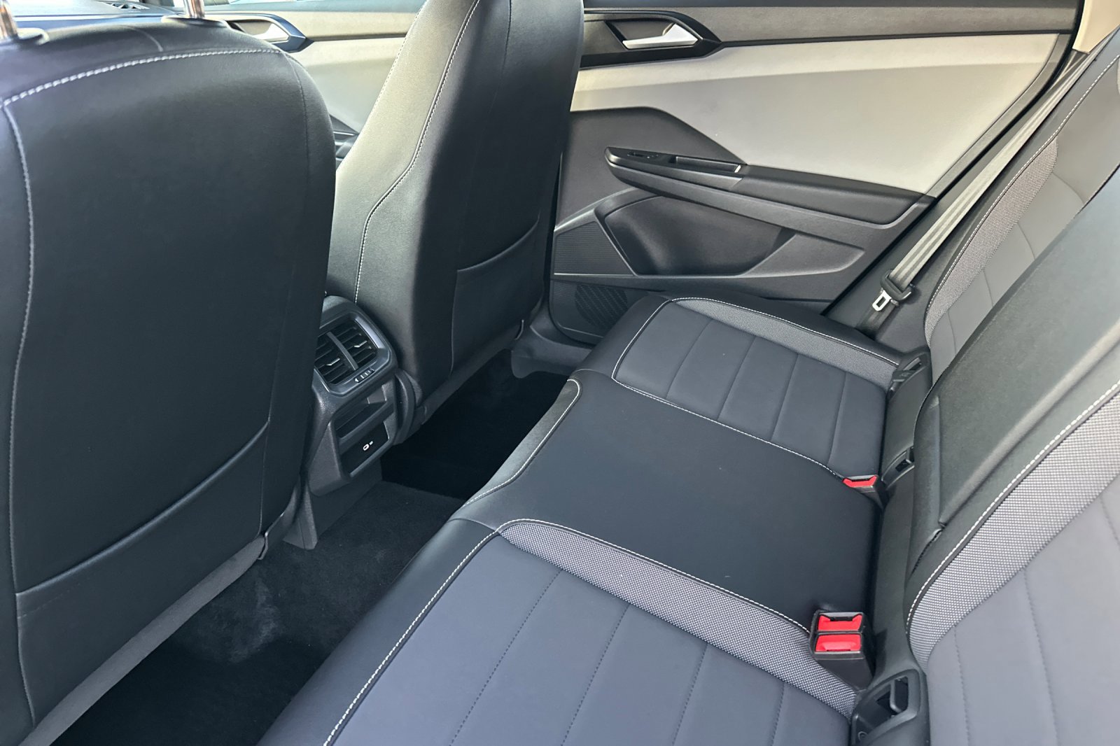 Certified 2022 Volkswagen Taos SE image 12