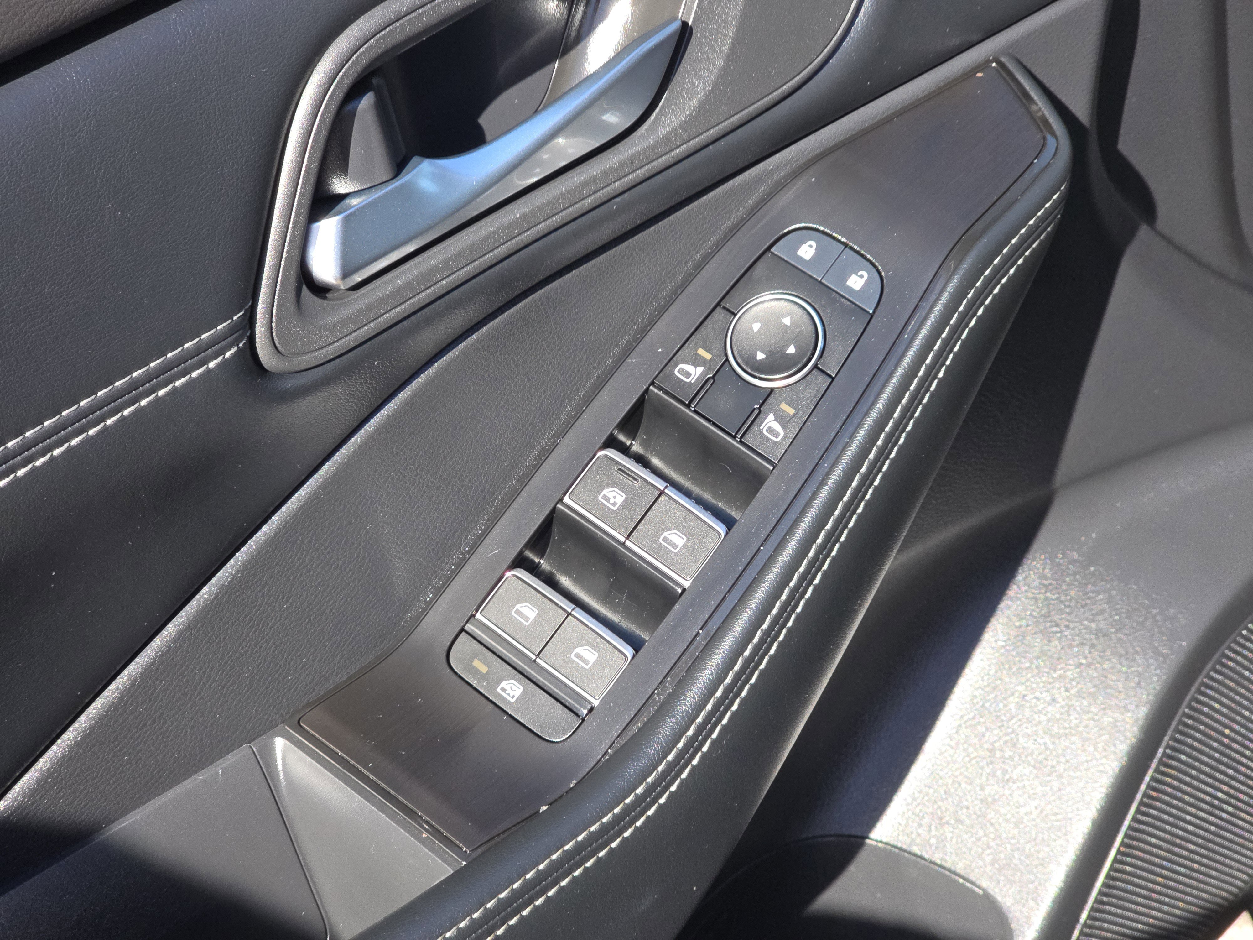 Used 2025 Nissan Rogue SL image 32