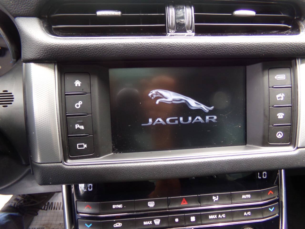 Used 2016 Jaguar XF Premium RWD image 22