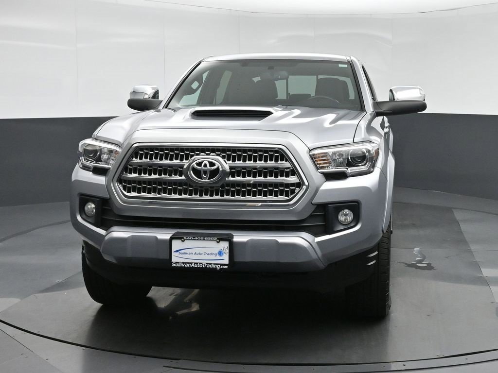 Used 2017 Toyota Tacoma TRD Sport image 2