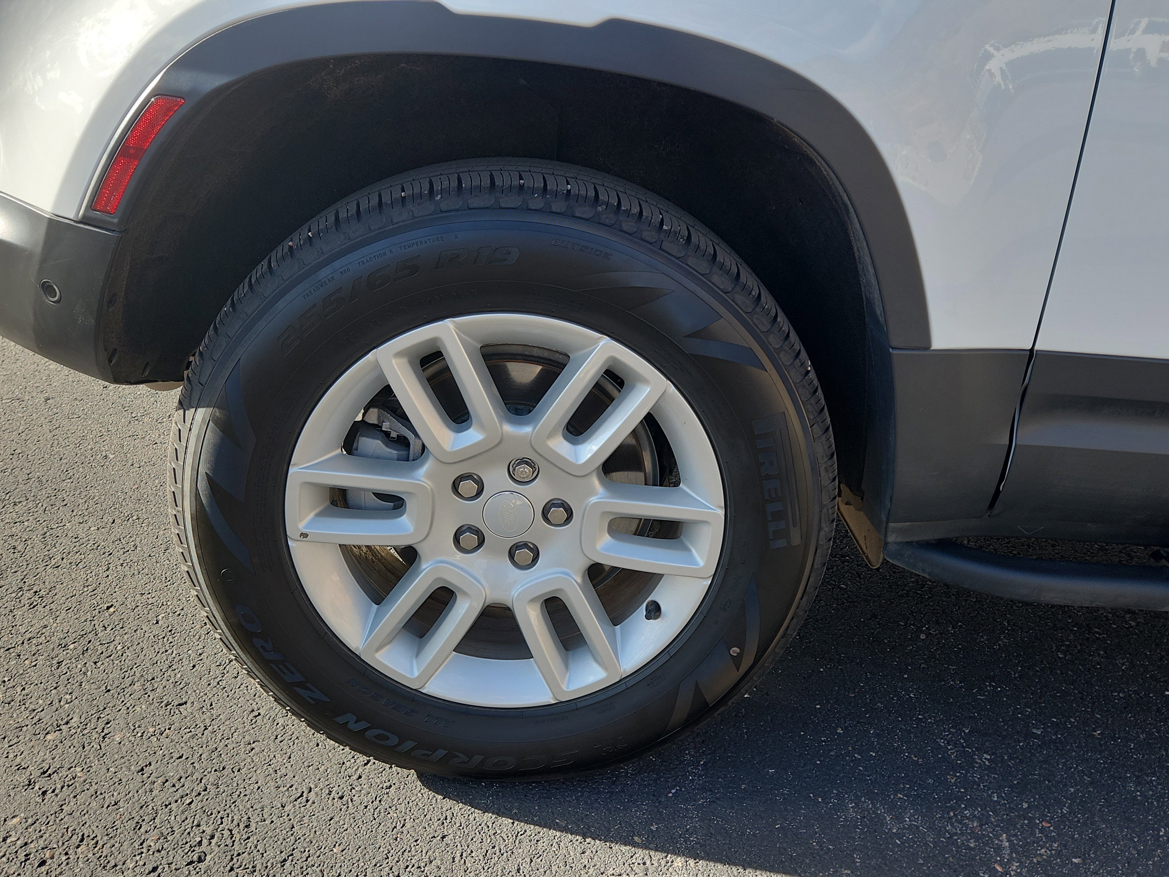 Used 2025 Land Rover Defender 90 S image 17