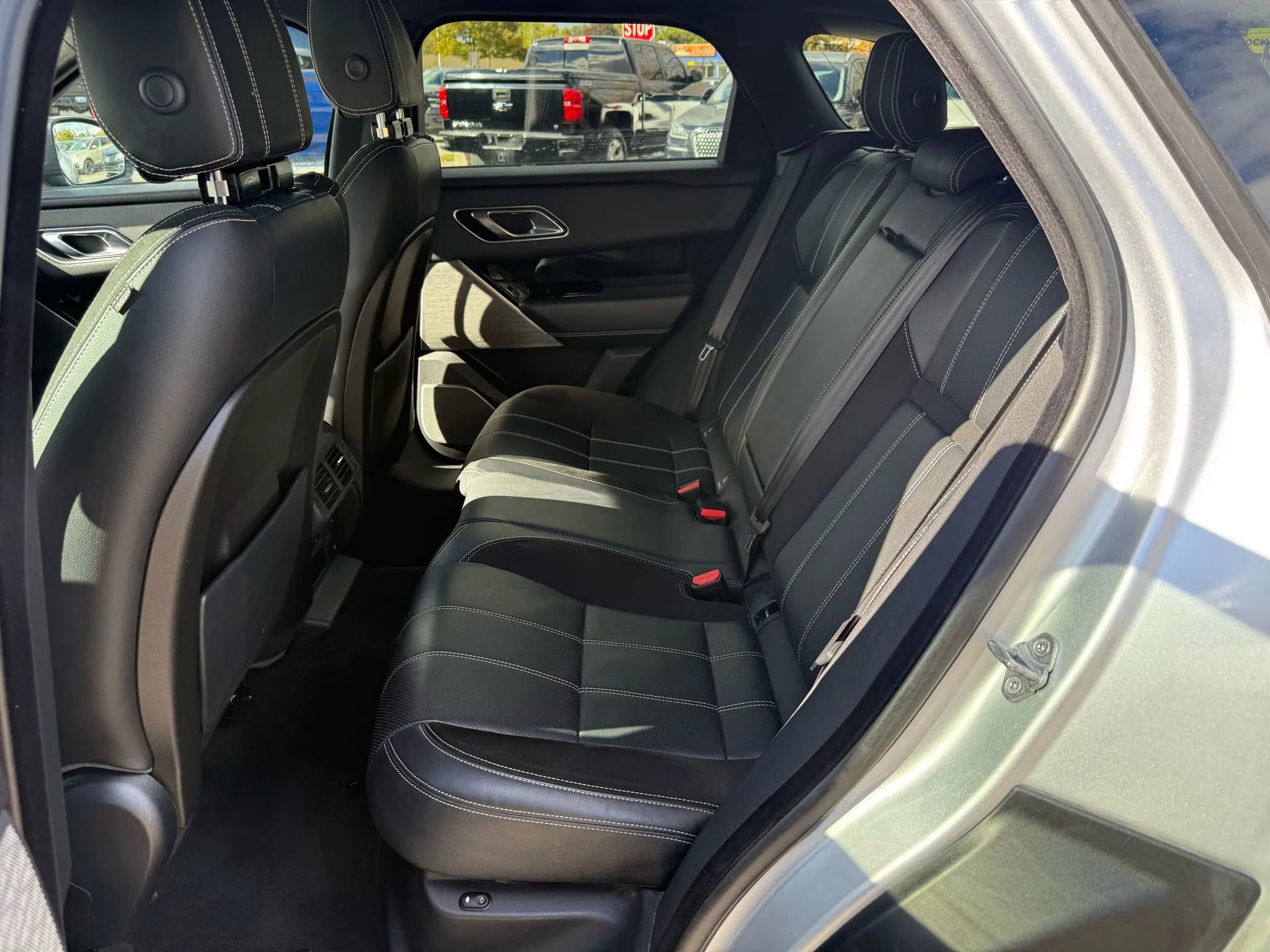 Used 2018 Land Rover Range Rover Velar R-Dynamic SE image 40