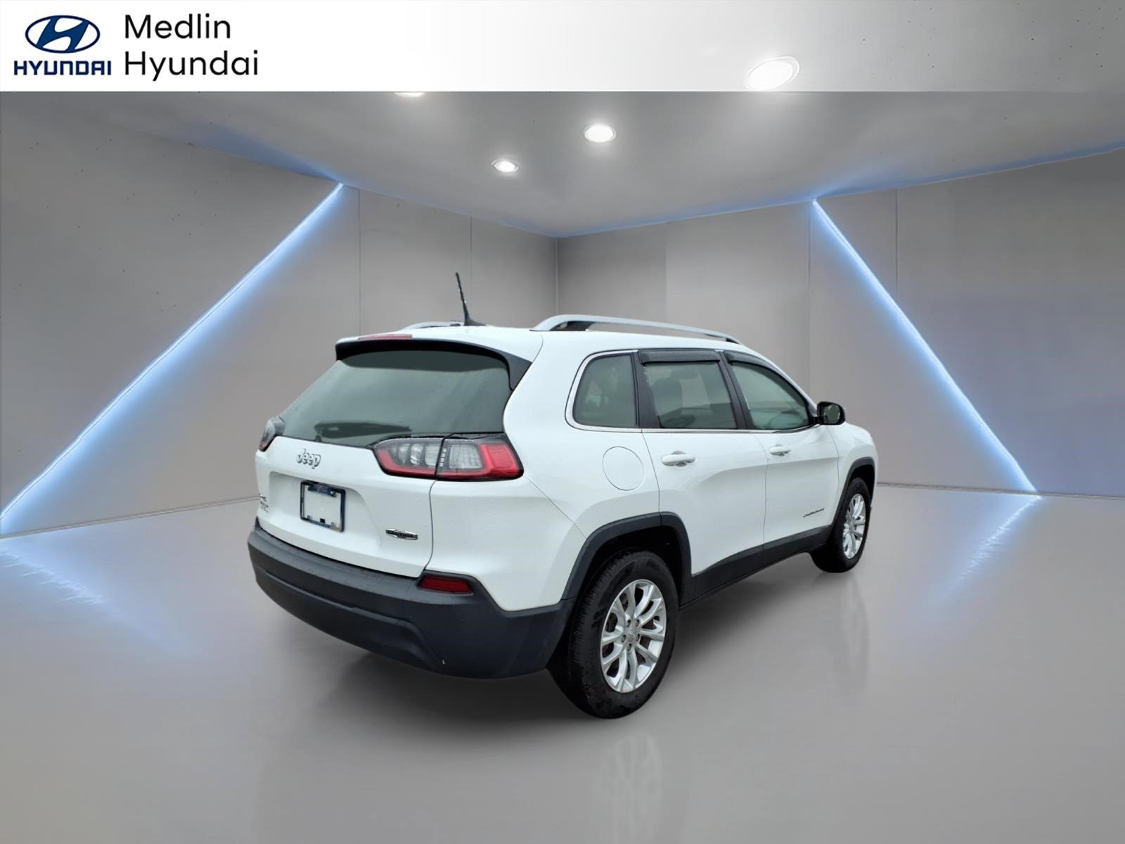Used 2019 Jeep Cherokee Latitude w/ Cold Weather Group AWD/4WD image 3