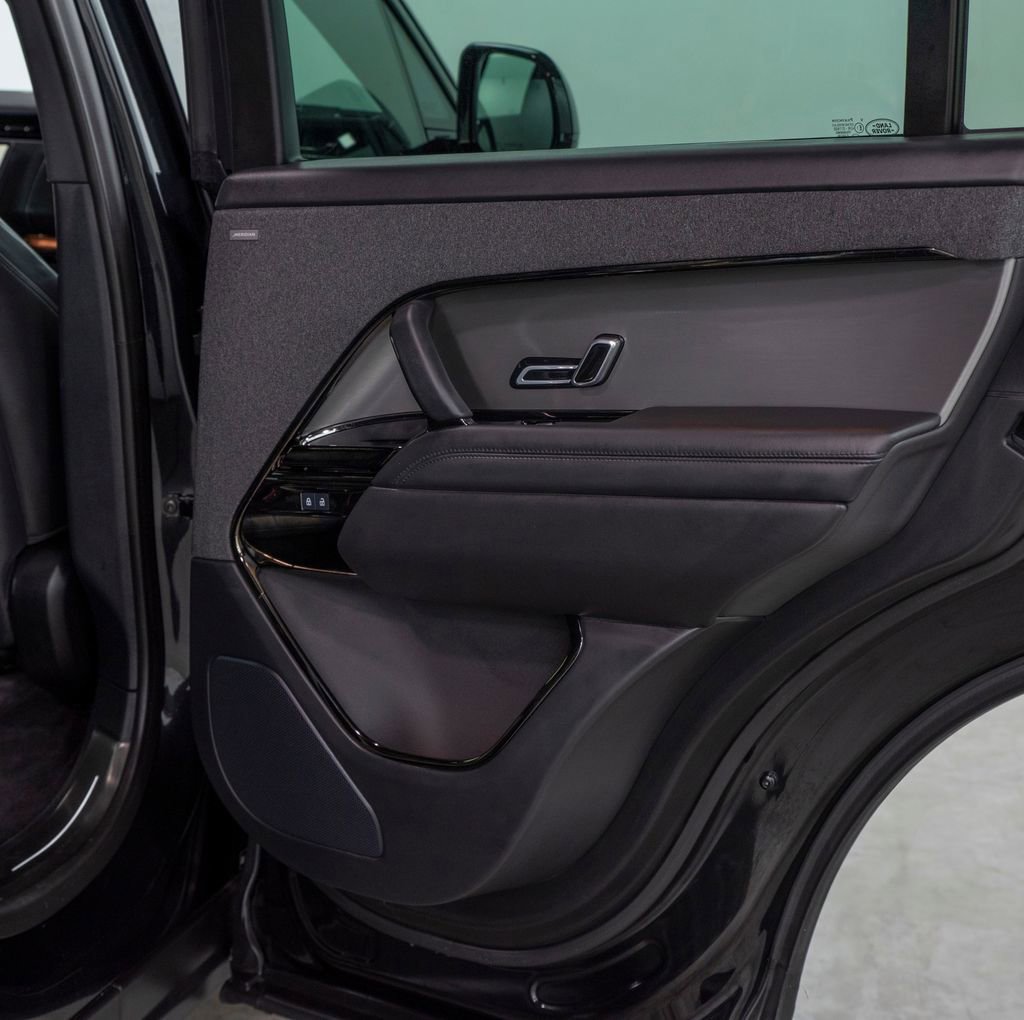 Used 2025 Land Rover Range Rover Sport SE image 21