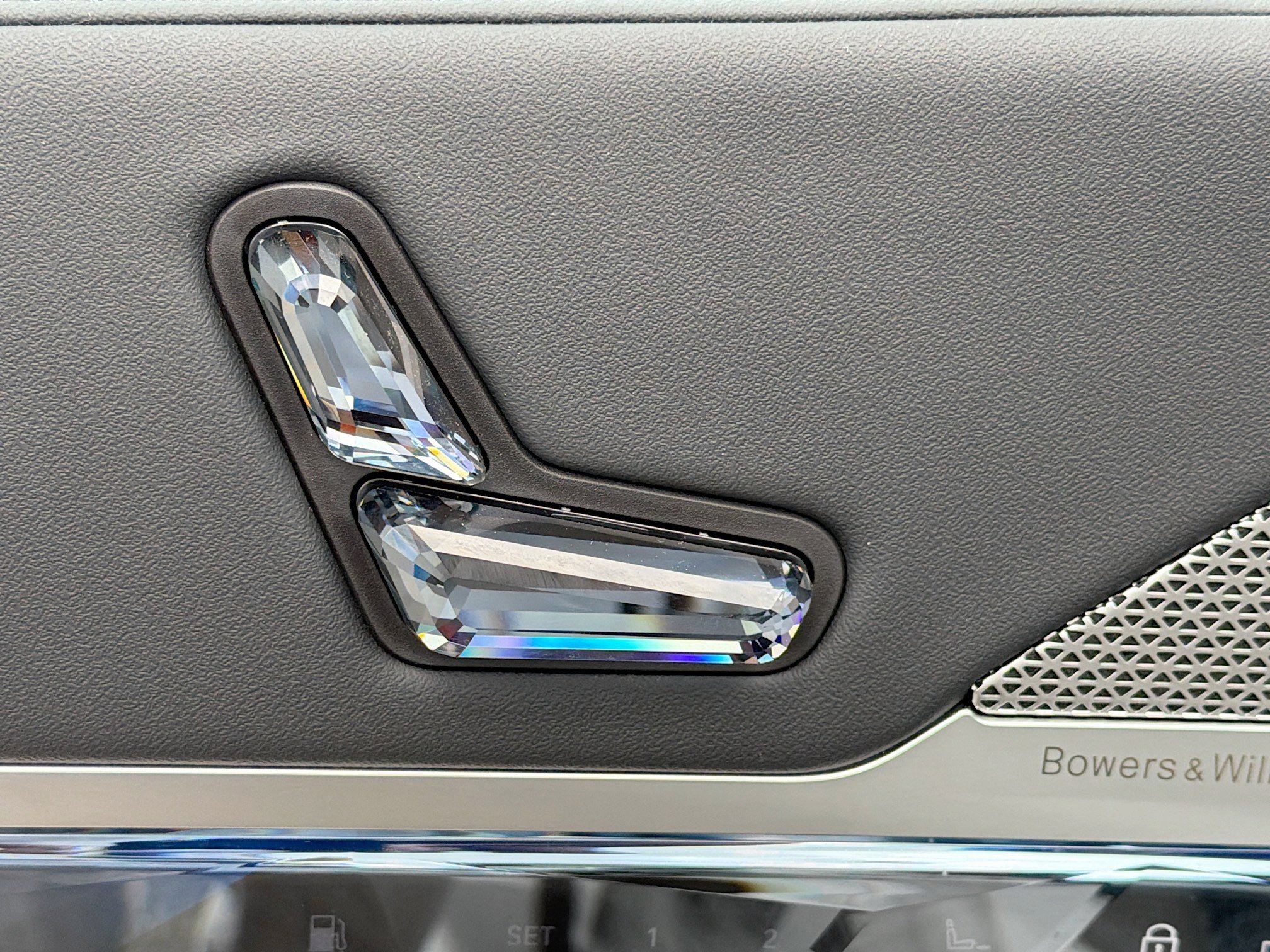 Used 2025 BMW 750e xDrive w/ Executive Package image 25