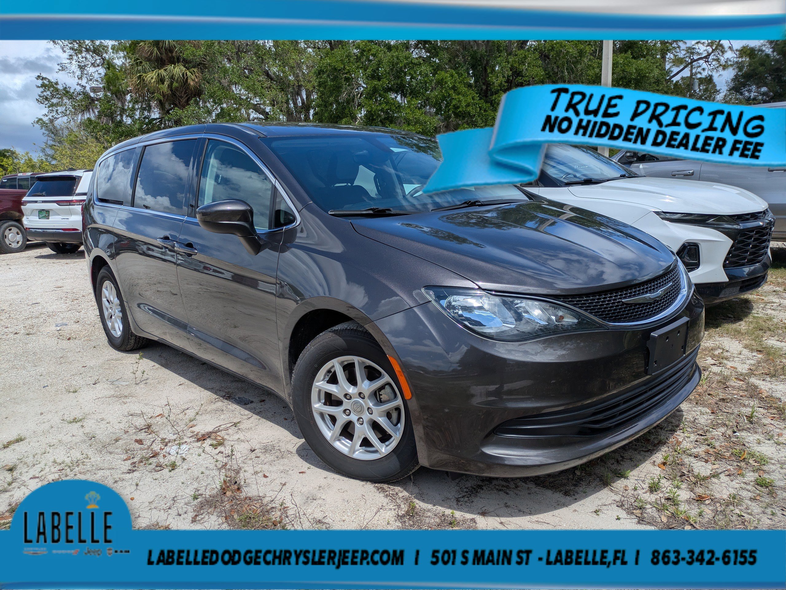 Used 2017 Chrysler Pacifica Touring FWD image 2