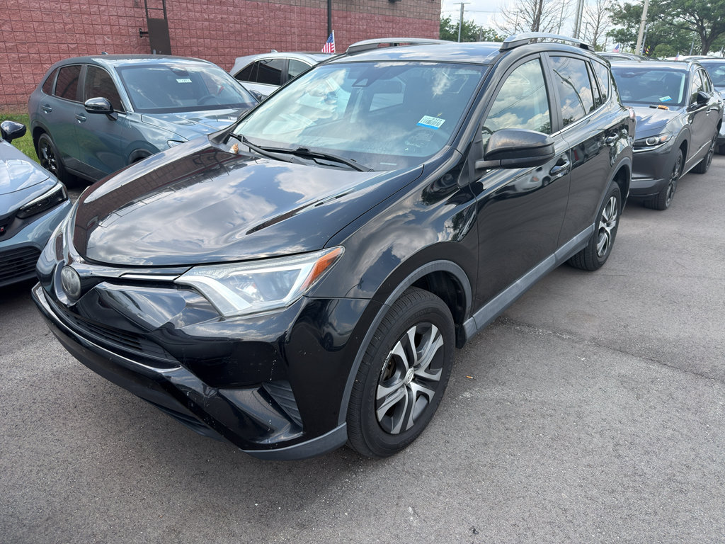 Used 2018 Toyota RAV4 LE FWD image 2