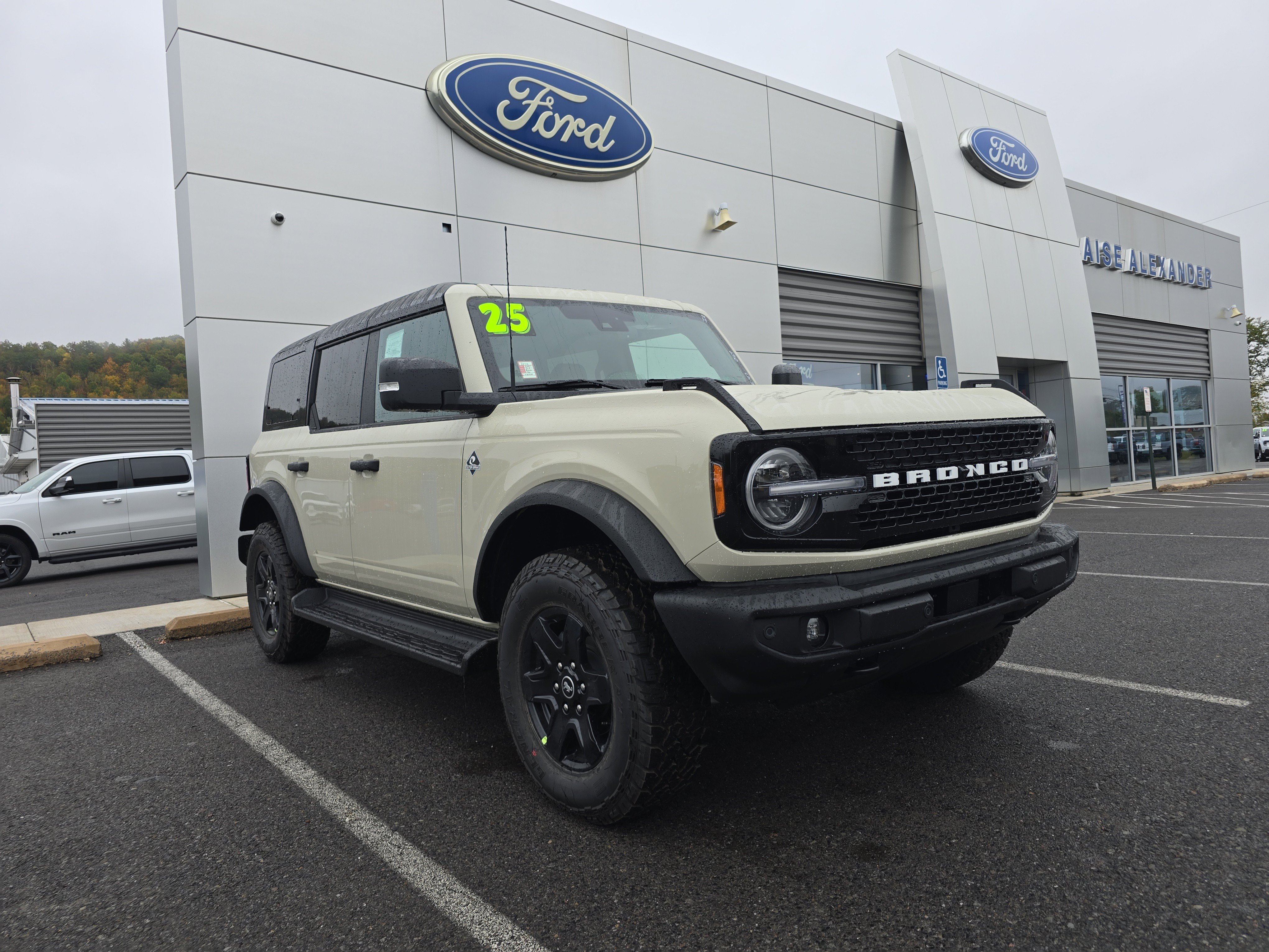 New 2025 Ford Bronco Outer Banks video 1