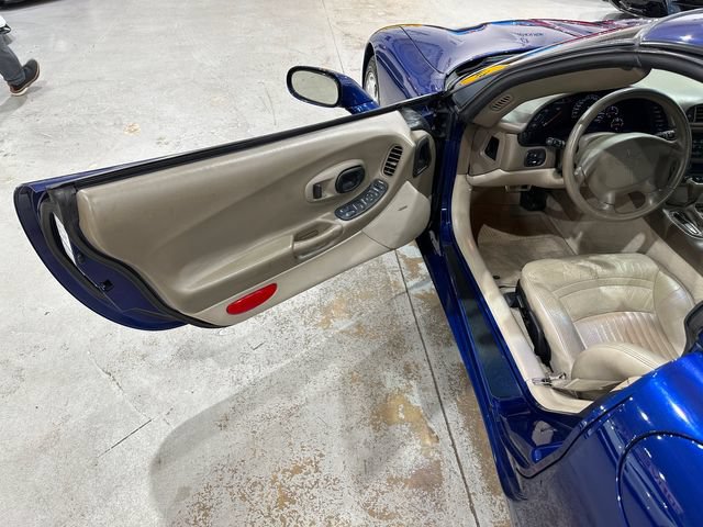 Used 2004 Chevrolet Corvette Coupe w/ Preferred Equipment Group RWD image 14