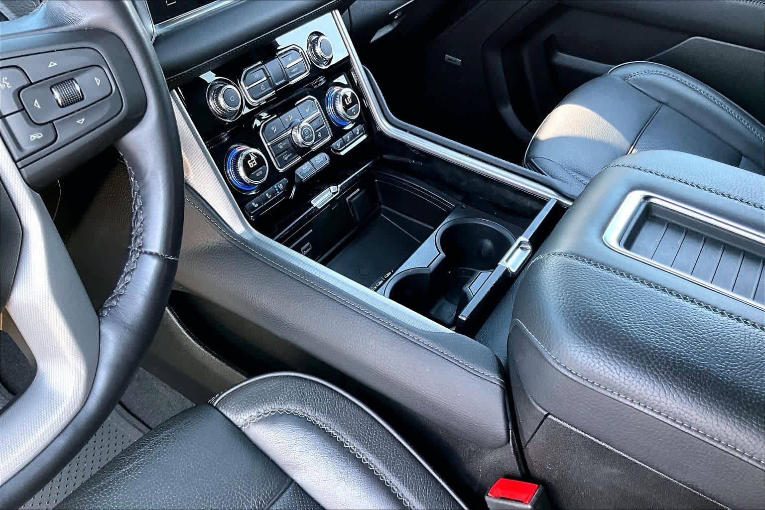 Used 2024 GMC Yukon Denali w/ Advanced Technology Package AWD/4WD image 17