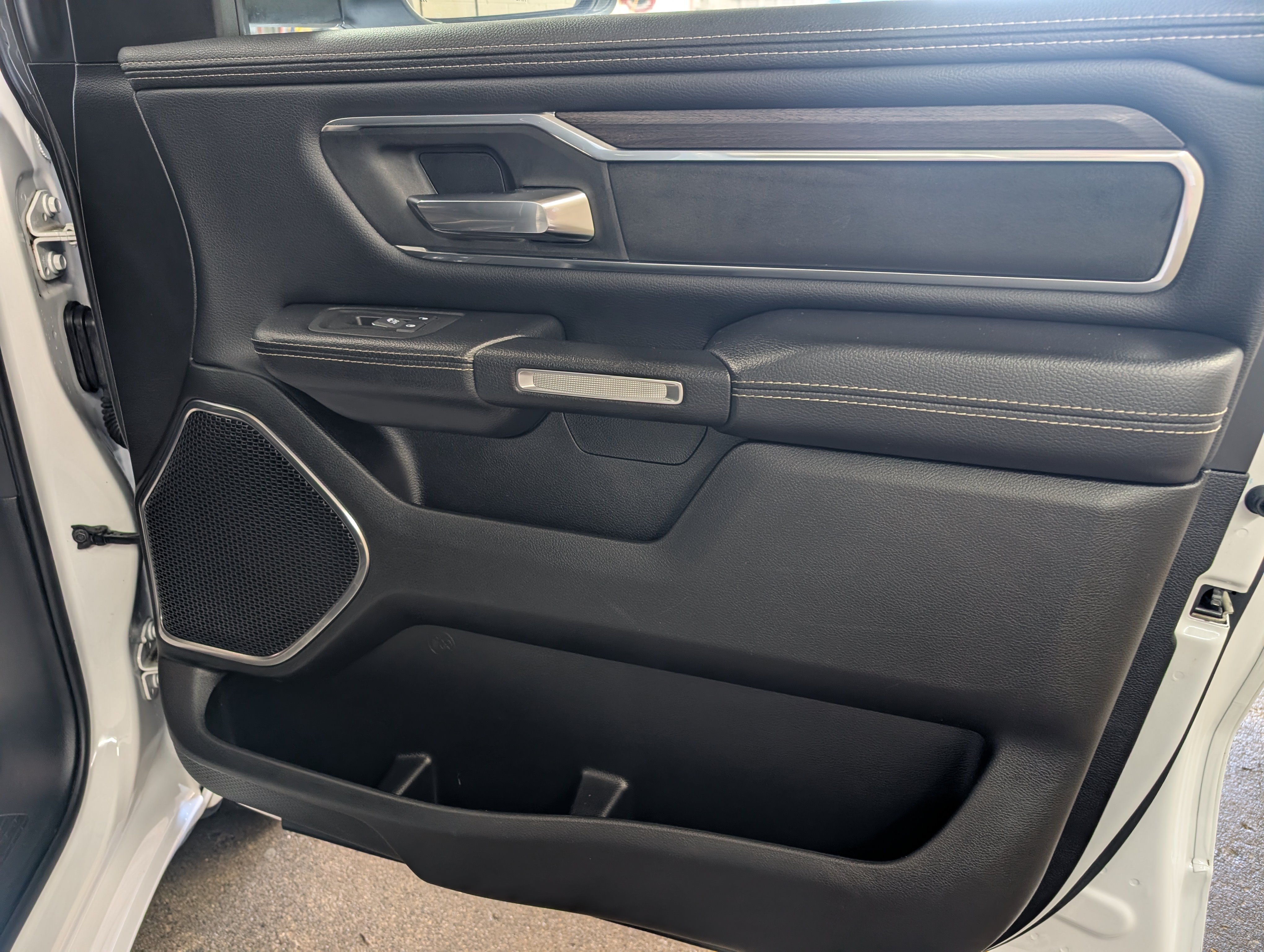 Used 2025 RAM 1500 Laramie AWD/4WD image 4