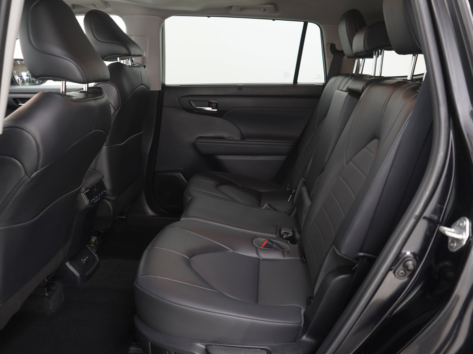 Used 2022 Toyota Highlander XLE image 19