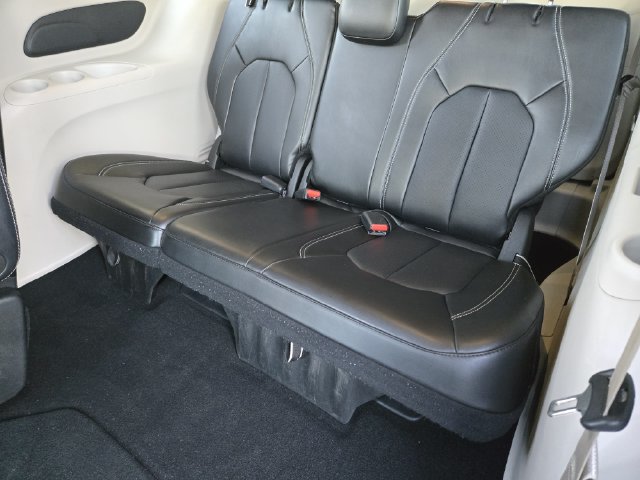 Certified 2024 Chrysler Pacifica Touring-L FWD image 32