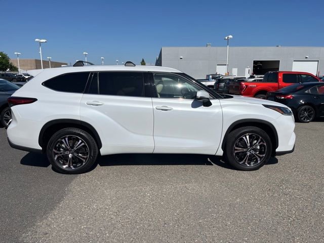 Used 2023 Toyota Highlander Limited FWD image 4