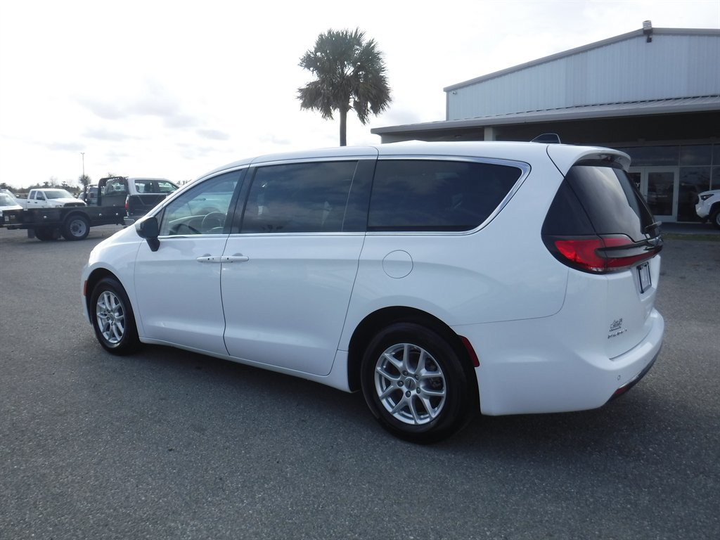 Used 2023 Chrysler Pacifica Touring-L FWD image 9