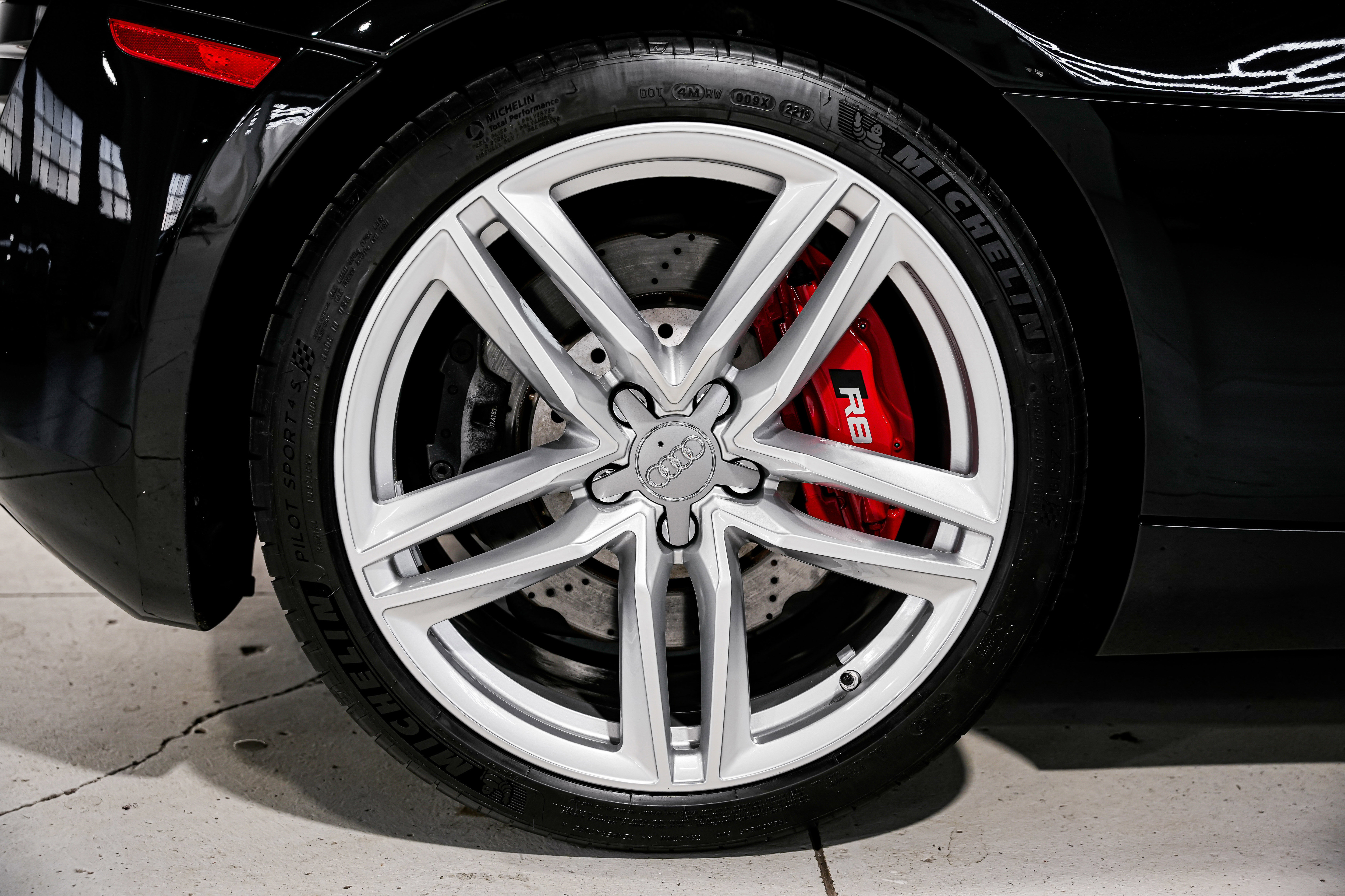 Used 2014 Audi R8 V8 w/ Full Leather Package image 45