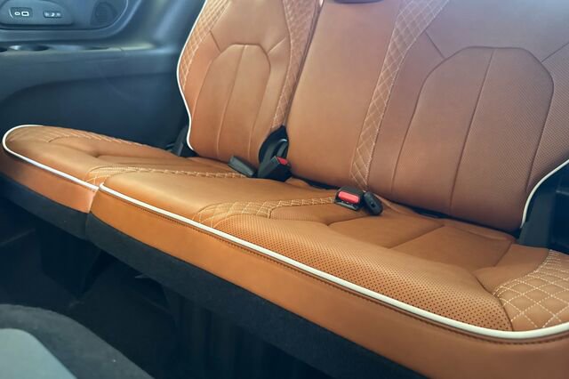 New 2026 Chrysler Pacifica Pinnacle image 13