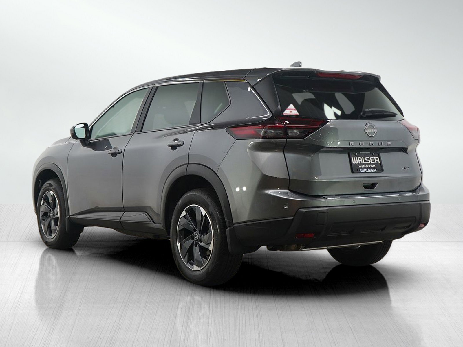 Used 2025 Nissan Rogue SV image 3