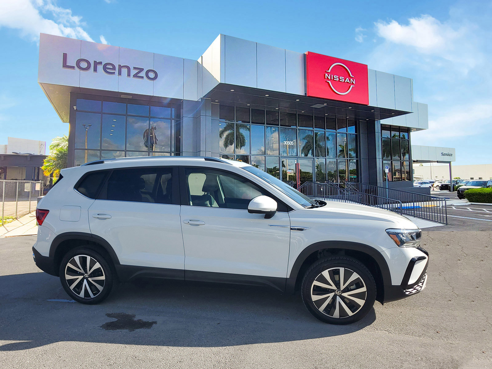 Used 2024 Volkswagen Taos SE image 4